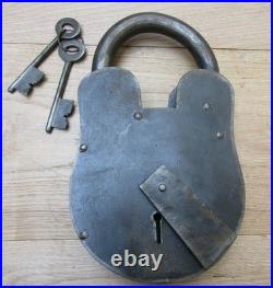 ANTIQUE IRON PADLOCK Vintage Rustic old fashion Pirate treasure English Chest