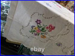 BEAUTIFUL HUGE VINTAGE LINEN HAND EMBROIDERED TABLE COUNTRY FLORALS 207x130cm