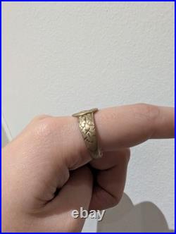 Beautiful vintage english hallmark 375 9ct gold embossed belt buckle ring Size V