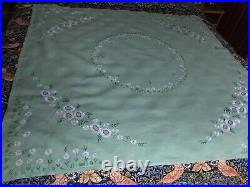 Vintage Hand Embroidered Green Linen White Circle Of Daisies Tablecloth 51x51