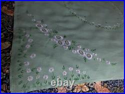 Vintage Hand Embroidered Green Linen White Circle Of Daisies Tablecloth 51x51